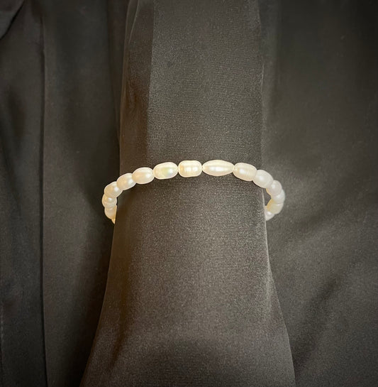 Bracelet perle d'eau douce avec des perles d'eau douce de formes irrégulières. 